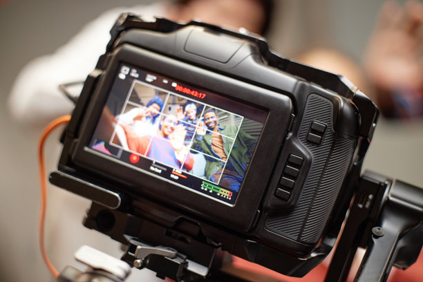 相机屏幕上显示年轻人的自拍照片图片下载