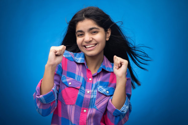 迷人可爱的年轻女孩，直发，背景为蓝色，肖像照片图片下载