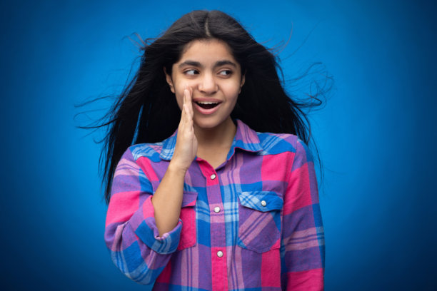 迷人可爱的年轻女孩，直发，背景为蓝色，肖像照片图片下载