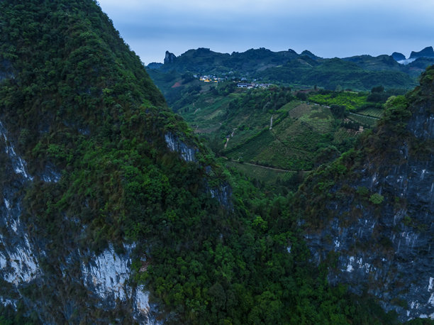 桂林广西阳朔的兴坪古镇和相公山风景区的航拍照片。图片下载