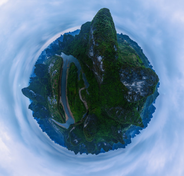 桂林广西阳朔相公山风景区的兴坪古镇航拍照片。图片下载