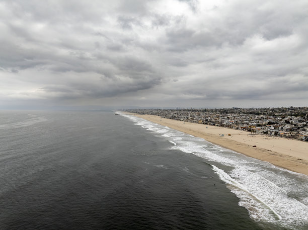 南加州南湾沿海部分的航拍照片，云层气氛非常阴郁图片下载