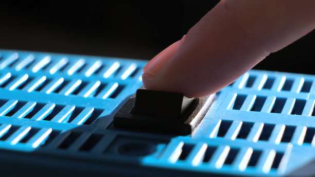 手指按压KCD1-101 6c摇臂开关电气组件，摇臂式执行器用于开关控制。提供简单可靠的切换机制，耐用。高质量照片图片下载