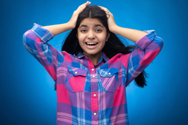 迷人可爱的年轻女孩，直发，背景为蓝色，肖像照片图片下载