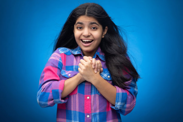 迷人可爱的年轻女孩，直发，背景为蓝色，肖像照片图片下载