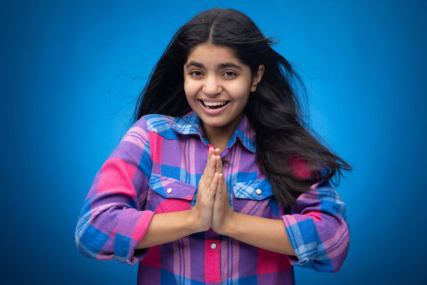 迷人可爱的年轻女孩，直发，背景为蓝色，肖像照片图片下载