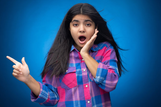 迷人可爱的年轻女孩，直发，背景为蓝色，肖像照片图片下载