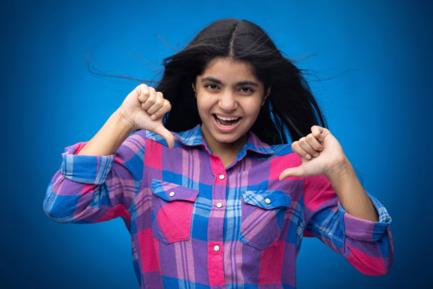 迷人可爱的年轻女孩，直发，背景为蓝色，肖像照片图片下载