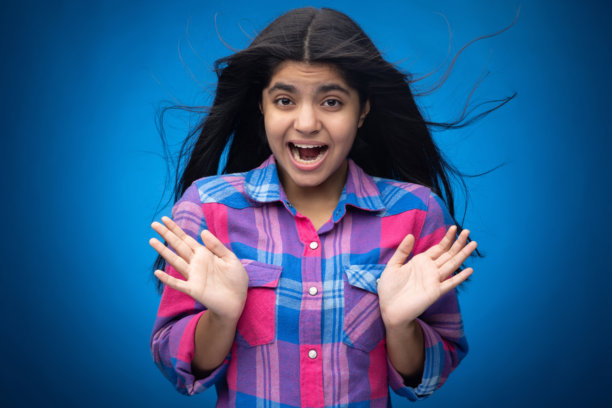 迷人可爱的年轻女孩，直发，背景为蓝色，肖像照片图片下载