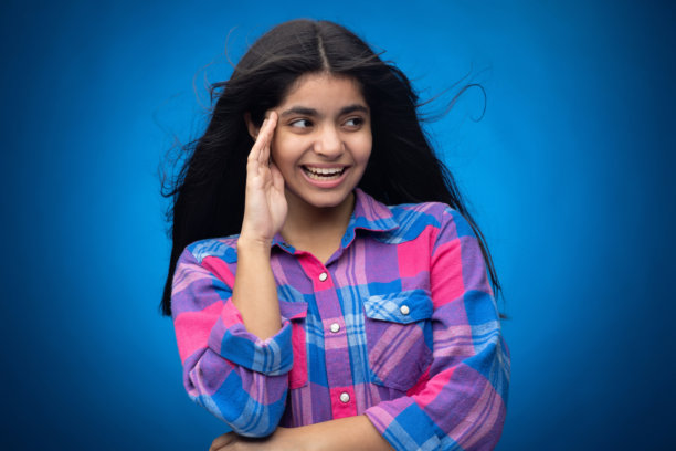 迷人可爱的年轻女孩，直发，背景为蓝色，肖像照片图片下载