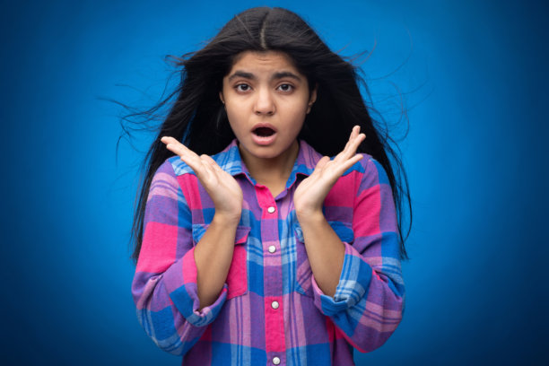 迷人可爱的年轻女孩，直发，背景为蓝色，肖像照片图片下载