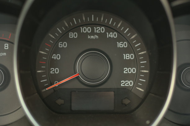 现代汽车仪表盘的特写，显示了速度表、转速表和燃油表。该照片代表了汽车技术、燃油经济性和公路旅行。图片下载
