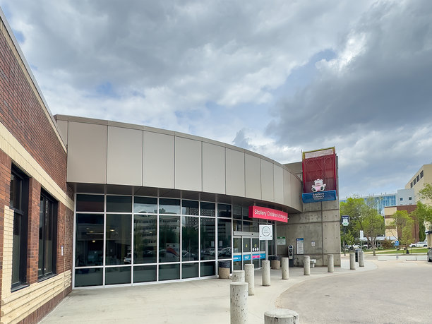 斯托勒儿童医院的现代入口在戏剧性的天空下准备就绪，成为年轻患者的专业护理灯塔。图片下载