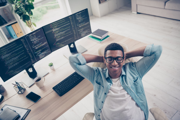 年轻程序员在舒适的扶手椅上放松睡觉，项目完成后享受办公室工作环境的俯视照片图片下载