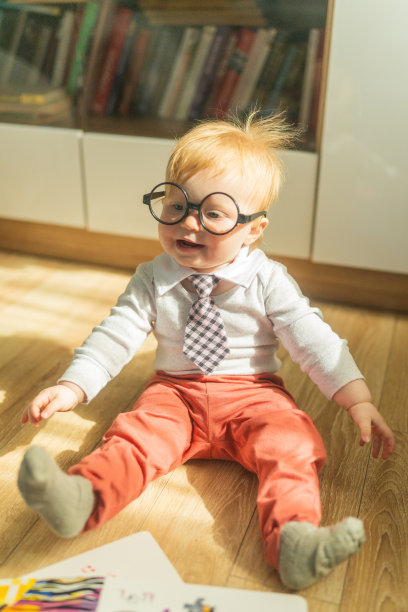 戴着眼镜和领带的搞笑婴儿照片。图片下载