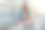 年轻漂亮的金发女子穿着时尚的夏季牛仔服和白色潮流运动鞋，坐在城市中一面金属墙旁，享受阳光明媚的夏日。现代女孩在户外休息。复古风格。图片下载