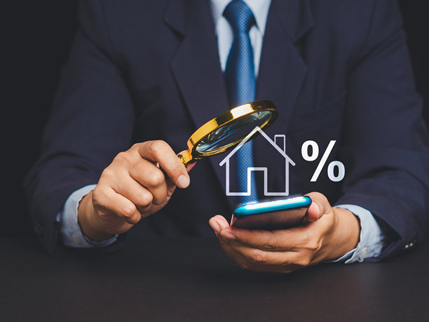 商人使用智能手机和放大镜图标概念分析房屋利率。图片下载