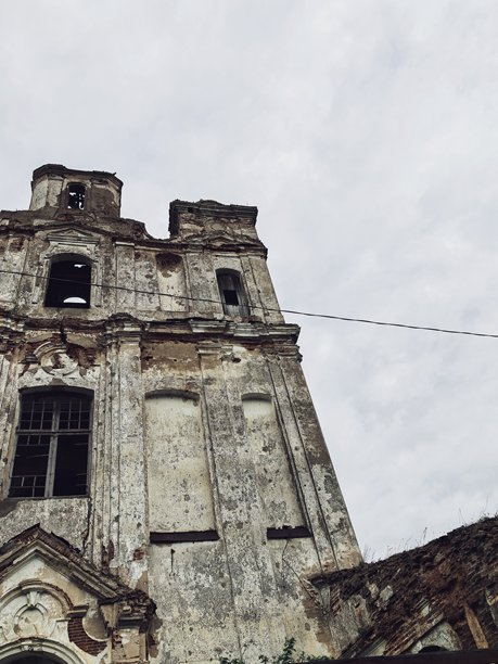 废弃的教堂建筑，古老的美学，石头房屋，复古风格，适合网站、博客、视频和视觉展示，优美的景观图片下载