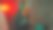 女人在背景中查看智能手机，旁边有一台复古电视图片下载