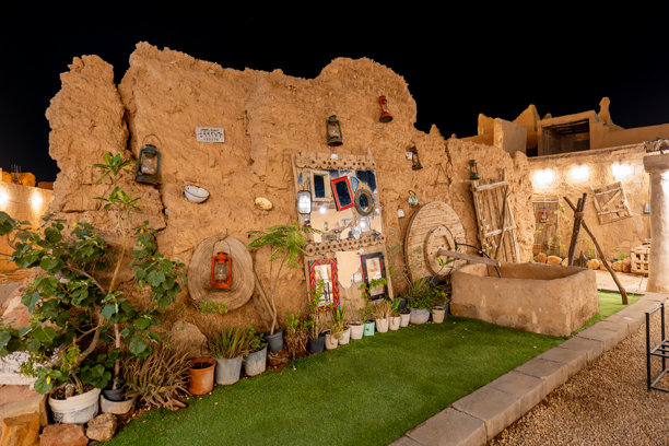 沙特阿拉伯阿尔马吉马赫文化村中心聚会点的夜景照片图片下载