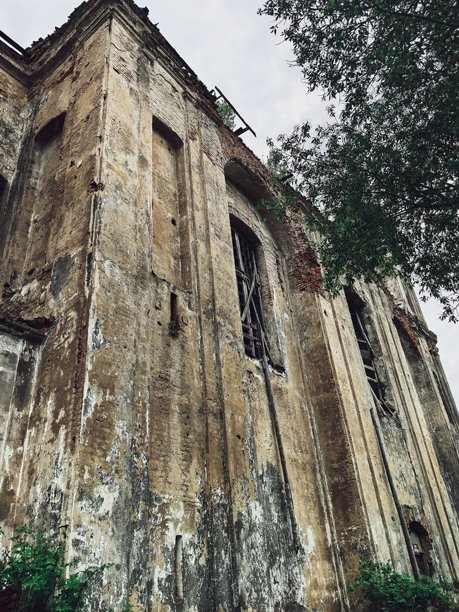 废弃的教堂建筑，古老的美学，石头房屋，复古风格，适合网站、博客、视频和视觉展示，美丽的景观图片下载