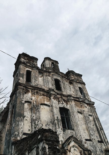废弃的教堂建筑，古老的美学，石头房屋，复古风格，适合网站、博客、视频和视觉展示，优美的景观图片下载