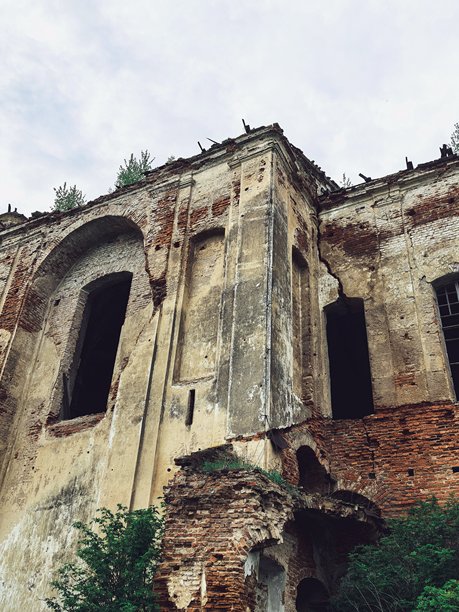 废弃的教堂建筑，古老的美学，石头房屋，复古风格，适合网站、博客、视频和视觉展示，美丽的景观图片下载