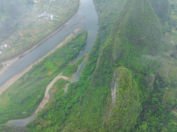 桂林广西阳朔相公山风景区的兴坪古镇航拍照片。图片下载