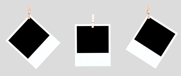 三张空白的即时照片框夹在一根细绳上，简约的白色背景，适合自定义图像或文本模板，宝丽来框架图片下载