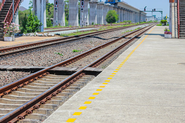 概念火车站的铁路轨道图片。图片下载