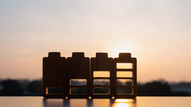 电池充电指示器木质模型。手机电量水平。通过迷人的照片展示电池充电指示器的概念。释放这些数字图标的力量、技术和创新。图片下载