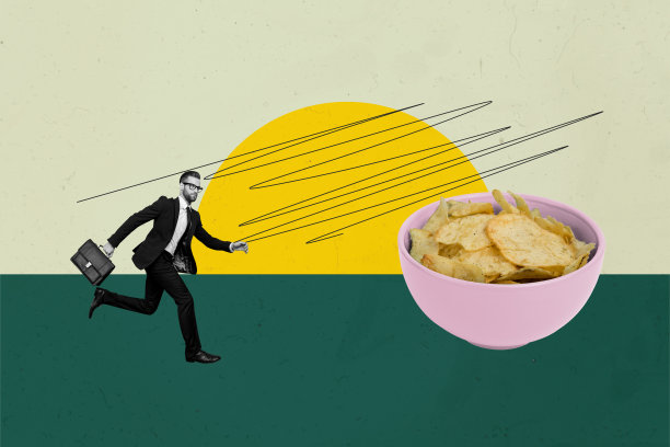 垂直照片，快乐女孩和男孩的杂志拼贴，奔跑着的碗装脆薯片，快餐，碳水化合物，营养，不健康饮食，零食图片下载