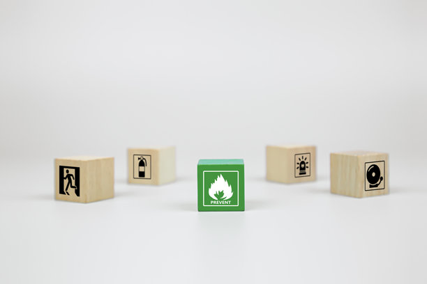 防火，立方体木块堆叠，带有防火图标的门口出口标志或消防逃生标志，配有灭火器和紧急保护符号，用于建筑物的安全和救援。图片下载
