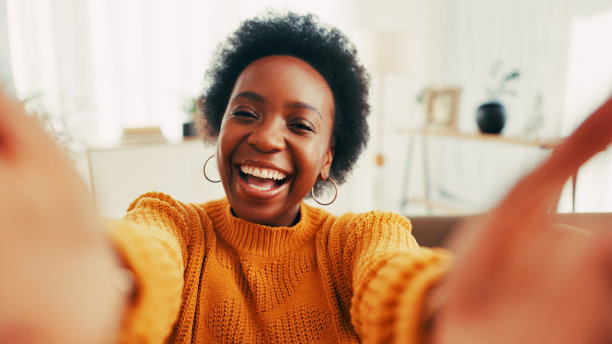 在家中与黑人女性自拍、肖像和欢笑，适合社交媒体发布，记录美好回忆和幽默。幸福、个人资料照片和摄影，展示在家客厅的视角和喜剧效果。图片下载