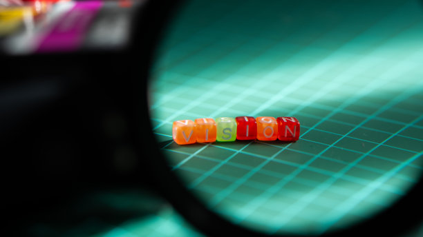 “愿景”字母珠放大，强调未来目标和清晰度图片下载