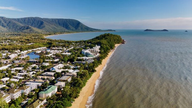 昆士兰州凯恩斯的三位一体海滩 – 热带北昆士兰的空中无人机照片，展示了风景如画的海滩、泰勒角、沿海小镇、棕榈湾、海滨酒店和珊瑚海。图片下载