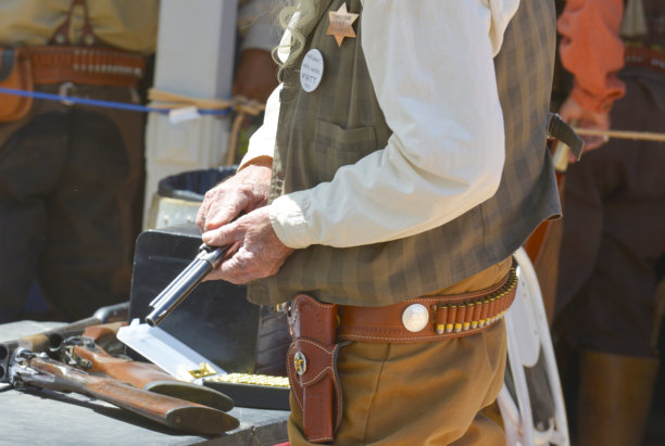 在美国亚利桑那州的汤姆斯通街头，牛仔重装他的科尔特45手枪。图片下载