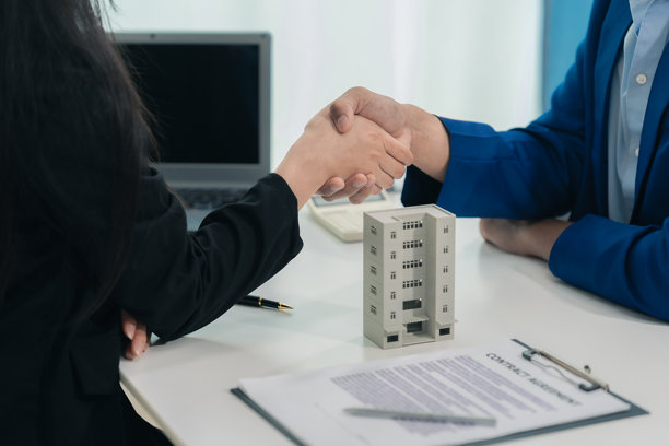 房地产经纪人、卖方和新业主之间的握手和协议达成。房屋钥匙、销售、购买概念、贷款、保险。特写照片。图片下载