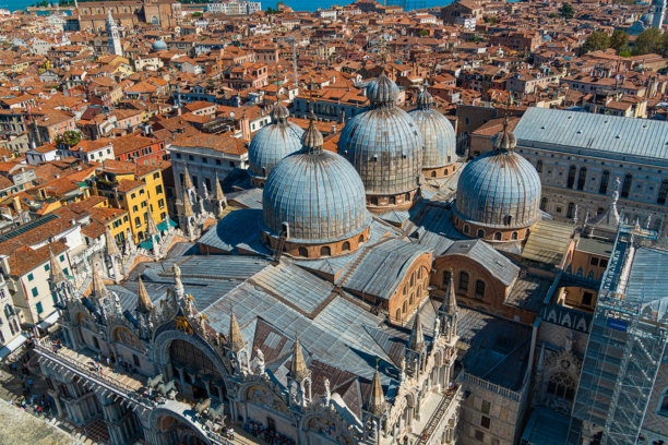 意大利历史建筑的穹顶建筑展示的威尼斯屋顶航拍照片。图片下载