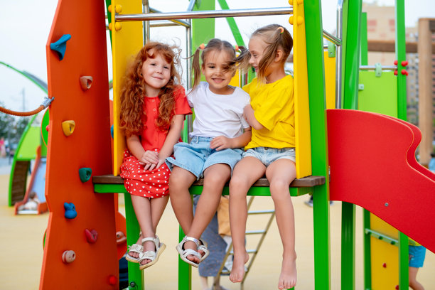 孩子们在游乐场玩耍，享受夏天的乐趣，这是一张明亮的夏季儿童假期照片，三个小女孩朋友在公园里欢笑玩耍。图片下载