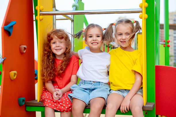 孩子们在游乐场玩耍，享受夏天的乐趣，这是一张明亮的夏季儿童假期照片，三个小女孩朋友在公园里欢笑玩耍。图片下载