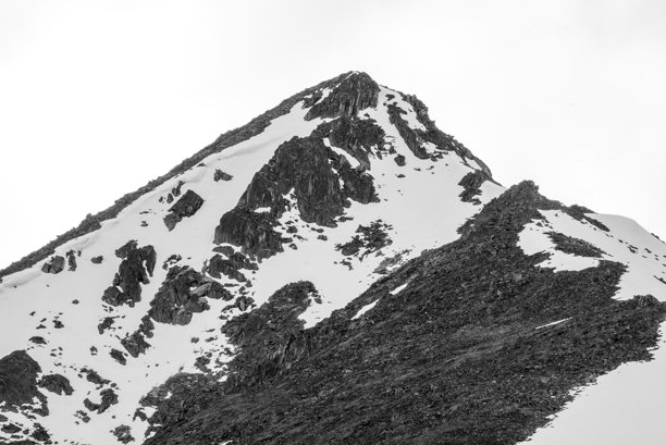优美的育空荒野山脉风景，云层密布的天空。拍摄于夏季。黑白照片。图片下载