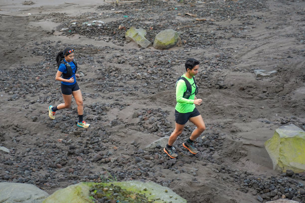 亚洲越野跑者在森林山地的岩石小径上慢跑图片下载