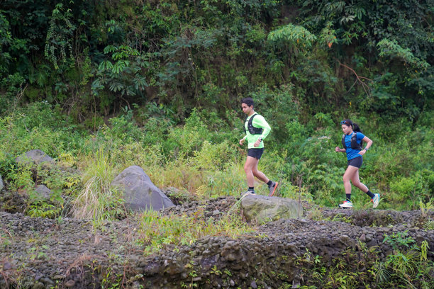 亚洲越野跑者在森林山地的崎岖小径上慢跑图片下载