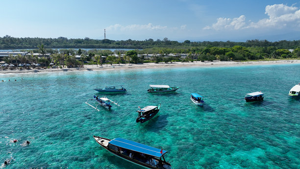 人们在印度尼西亚吉利美诺岛著名景点附近浮潜。鸟瞰图。海洋中的水下旅游。印度尼西亚吉利美诺岛。旅行图片。图片下载