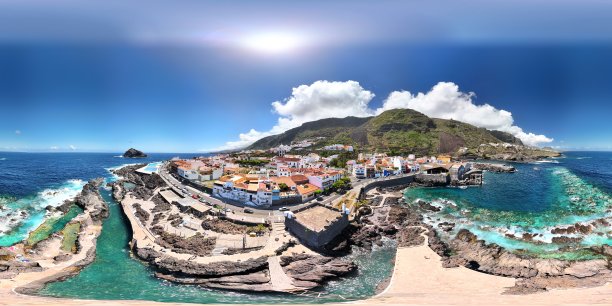 用无人机拍摄的加拉奇科（Garachico），西班牙特内里费岛（Tenerife）“埃尔卡莱顿”（El Caletón）自然泳池和圣米格尔城堡的360度航拍照片图片下载