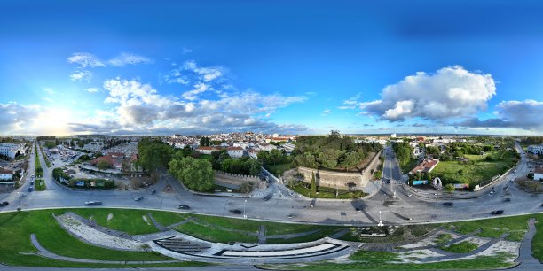 用无人机拍摄的葡萄牙埃武拉的雷蒙多门360度航拍照片图片下载