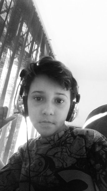 年轻男子玩电脑游戏 - 黑白照片 - 早晨日常图片下载