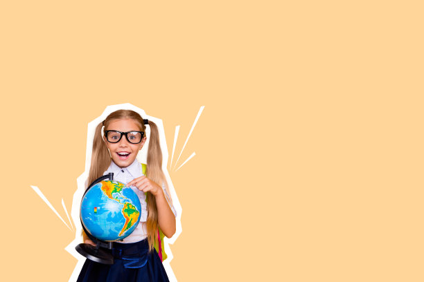 快乐的金发女孩走着，手持地球仪，准备地理课的拼贴照片，背景为涂鸦风格。图片下载
