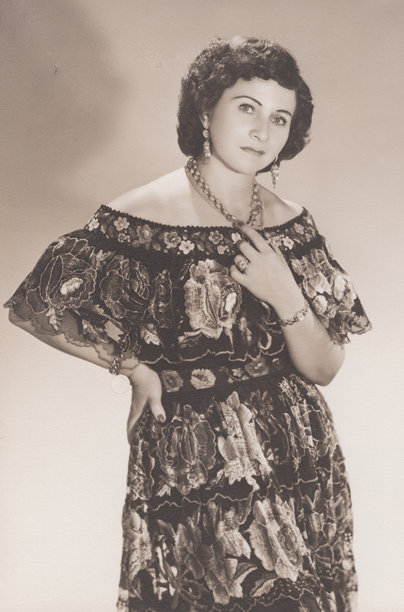 复古肖像照片，拍摄于摄影棚。沉思的白人美丽女性。图片下载